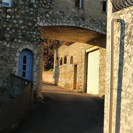 Rez De Avec Beau Jardin Et Belle Vue *