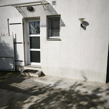 Rez De Avec Beau Jardin Et Belle Vue *