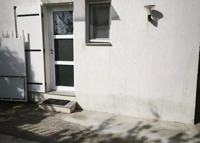 Rez De Avec Beau Jardin Et Belle Vue *