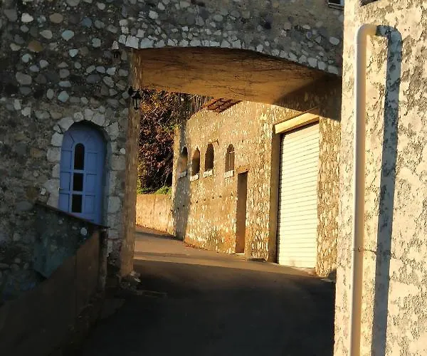 Rez De Avec Beau Jardin Et Belle Vue *